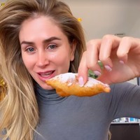 Seperti kebanyakan umat Muslim, Zulay yang juga berprofesi sebagai model merayakan Lebaran dengan makan makanan enak setelah sebulan berpuasa. Foto: Instagram @zulaypogba