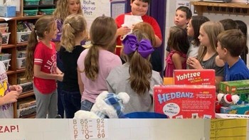 Seorang siswa kelas tiga di Tennessee, Daniel Hunt, tidak bisa berkata-kata setelah teman-teman sekelasnya mengadakan acara penggalangan mainan untuk menggantikan barang-barang yang hilang dalam kebakaran rumah. Foto: DudepostingWs via Bored Panda