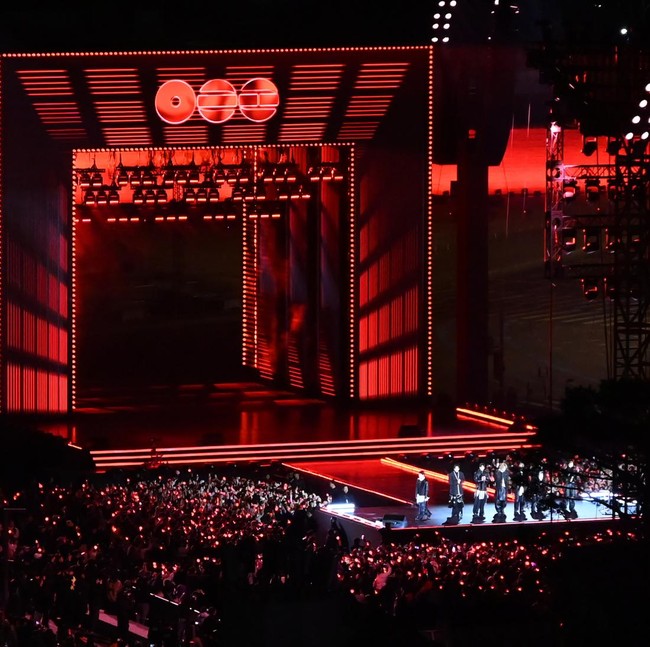 Foto Comeback Arirang BTS di Gwanghwamun Square