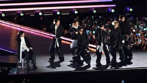 BTS menyanyikan lagu-lagu dari album Arirang termasuk Body to Body, Hooligan, 2.0, Aliens, FYA, SWIM, Like Animals, hingga Normal. (Foto: Getty Images/Pool)