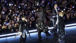 Foto Comeback Arirang BTS di Gwanghwamun Square