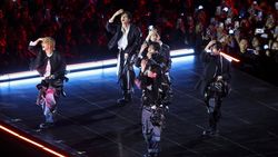 Foto Comeback Arirang BTS di Gwanghwamun Square