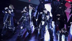 Foto Comeback Arirang BTS di Gwanghwamun Square