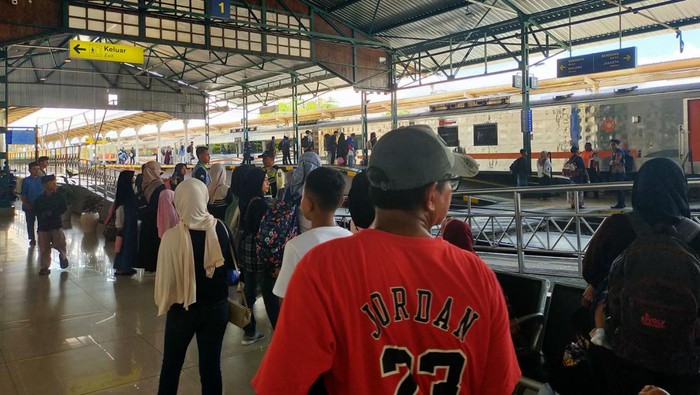 Aktivitas di Stasiun Kertosono, Nganjuk.