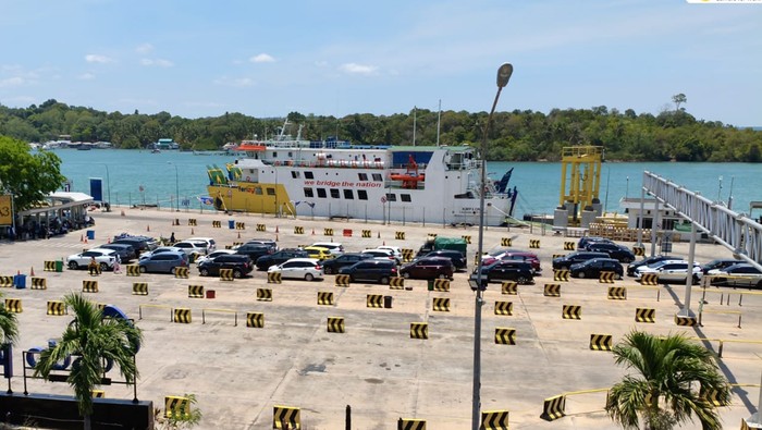 Aktivitas penumpang dan kendaraan di Pelabuhan ASDP Telaga Punggur, Batam, terpantau lancar pada H+1 Idul Fitri 1447 H. (dok. ASDP Cabang Batam)