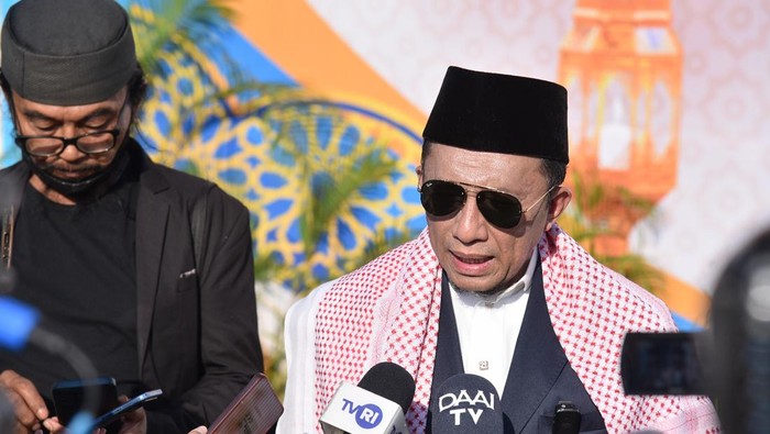 Anggota DPR Tifatul Sembiring yang hadir jadi khatib pada sholat Idul Fitri 1447 H di Medan, Sabtu (21/3/2026).