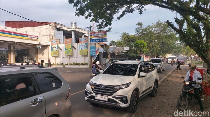 Antrean kendaraan di Jalan Raya Bandung