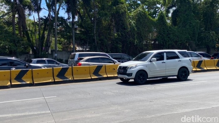 Antrean kendaraan di luar Exit Tol Pasteur, Kota Bandung.