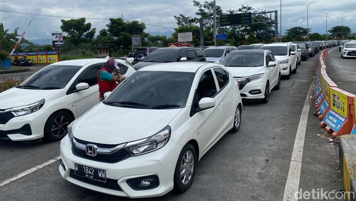 Antrean kendaraan di traffic light yang akan keluar dari gerbang Tol Singosari.