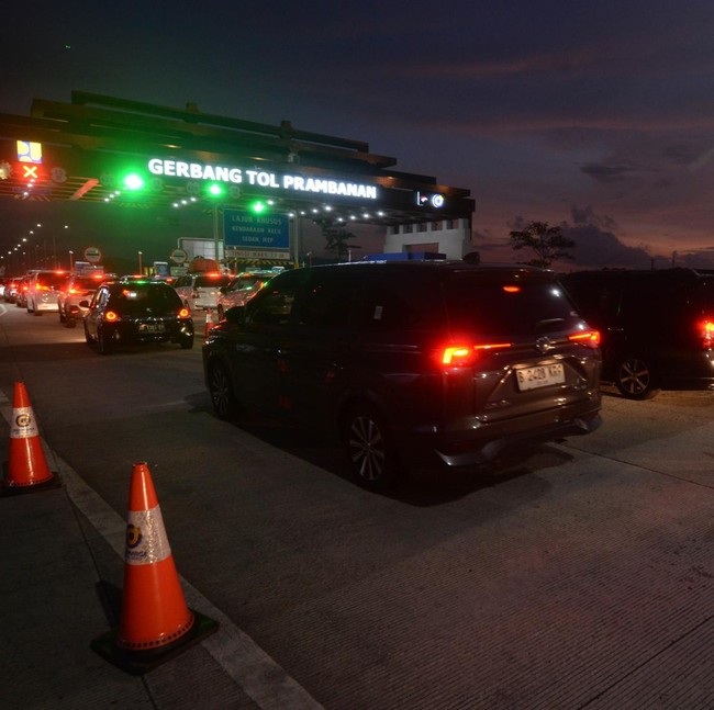 Antrean Kendaraan Mengular di GT Prambanan Saat Libur Lebaran