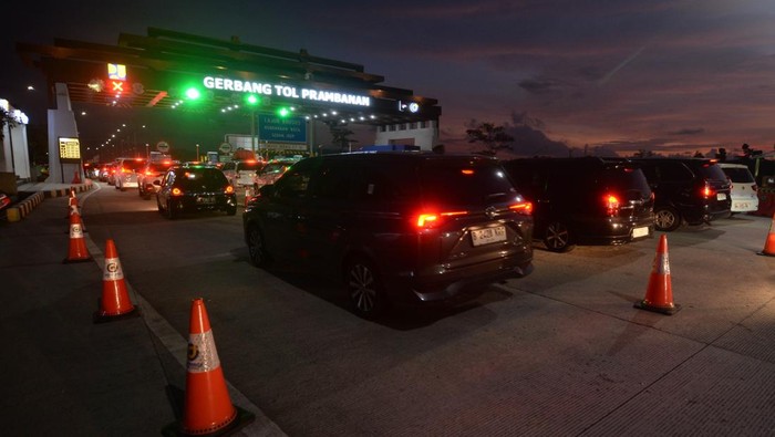 Sejumlah kendaraan antre saat akan melakukan pembayaran elektronik jalan tol Solo-Yogyakarta di Gerbang Tol (GT) Prambanan, Klaten, Jawa Tengah, Minggu (22/3/2026). Data PT Jasamarga Jogja Solo pada Minggu (22/3) dari pukul 06.00 WIB hingga 16.00 WIB sebanyak 15 ribu kendaraan keluar melalui GT Prambanan menuju jalan arteri Solo-Yogyakarta. ANTARA FOTO/Aloysius Jarot Nugroho/wsj.