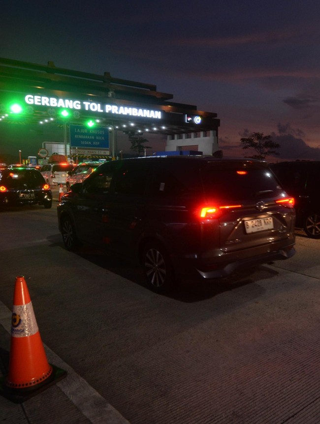 Antrean Kendaraan Mengular di GT Prambanan Saat Libur Lebaran
