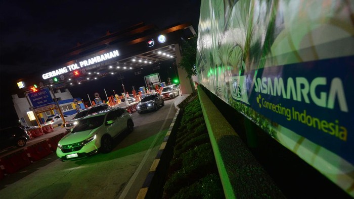 Sejumlah kendaraan antre saat akan melakukan pembayaran elektronik jalan tol Solo-Yogyakarta di Gerbang Tol (GT) Prambanan, Klaten, Jawa Tengah, Minggu (22/3/2026). Data PT Jasamarga Jogja Solo pada Minggu (22/3) dari pukul 06.00 WIB hingga 16.00 WIB sebanyak 15 ribu kendaraan keluar melalui GT Prambanan menuju jalan arteri Solo-Yogyakarta. ANTARA FOTO/Aloysius Jarot Nugroho/wsj.