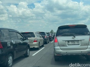Setelah Rest Area KM 726 Surabaya-Mojokerto Banyak Mobil Nyalakan Hazard