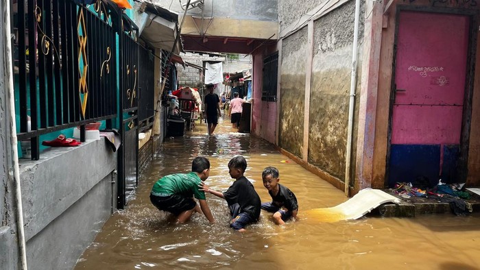 Banjir di Warga RW 03 hingga RW 05 di Ciracas, Jakarta Timur pada hari kedua Lebaran, Minggu (22/3/2026).