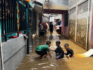 Hari Kedua Lebaran, Warga Ciracas Jaktim Masih Hadapi Banjir