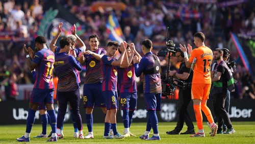 BARCELONA, SPAIN - MARCH 22: Players of FC Barcelona acknowledge the fans following the LaLiga EA Sports match between FC Barcelona and Rayo Vallecano de Madrid at Spotify Camp Nou on March 22, 2026 in Barcelona, Spain. (Photo by Alex Caparros/Getty Images)