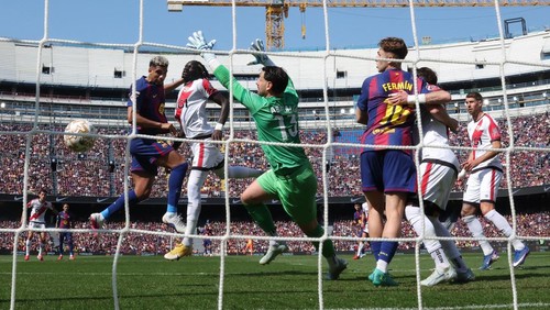 Soccer Football - LaLiga - FC Barcelona v Rayo Vallecano - Spotify Camp Nou, Barcelona, Spain - March 22, 2026 FC Barcelonas Ronald Araujo scores their first goal past Rayo Vallecanos Augusto Batalla REUTERS/Albert Gea