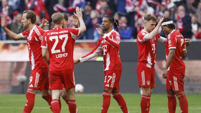 Soccer Football - Bundesliga - Bayern Munich v 1. FC Union Berlin - Allianz Arena, Munich, Germany - March 21, 2026 Bayern Munichs Serge Gnabry celebrates scoring their fourth goal with teammates REUTERS/Michaela Stache DFL REGULATIONS PROHIBIT ANY USE OF PHOTOGRAPHS AS IMAGE SEQUENCES AND/OR QUASI-VIDEO.