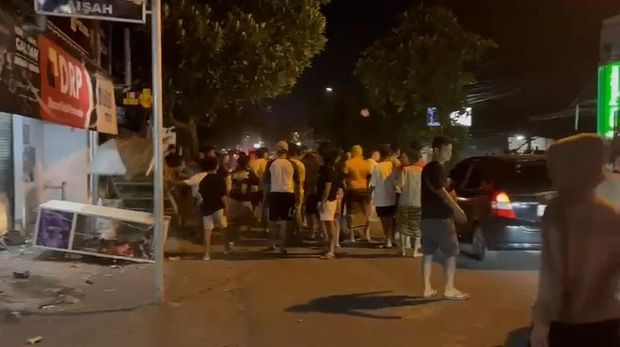 Bentrok Warga di Mataram Suasana bentrok di Peresak-Petemon, Pagutan, Kota Mataram, Minggu (22/3/2026) malam.