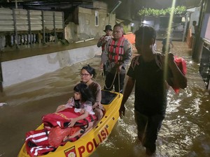 Brimob Polda Metro Bantu Evakuasi Warga Saat Banjir di Ciracas Capai 1,5 Meter