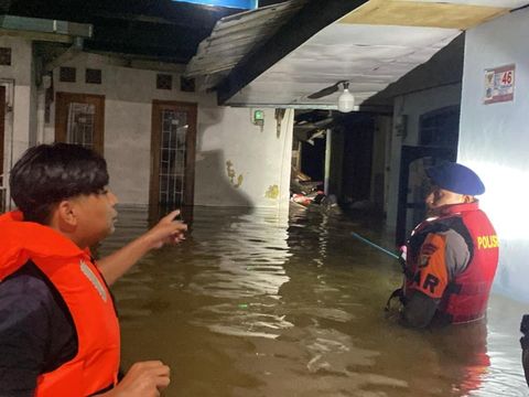 Brimob Polda Metro evakausi warga kebanjiran di Ciracas (dok.istimewa)