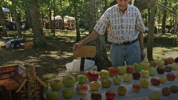 Mencegah hampir seribu jenis apel dari kepunahan. Foto: DudepostingWs via Bored Panda  