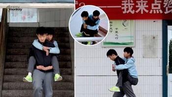 Persahabatan sejati. Tak cuma baik hati, otak encer pun diborong keduanya. Foto: DudepostingWs via Bored Panda  