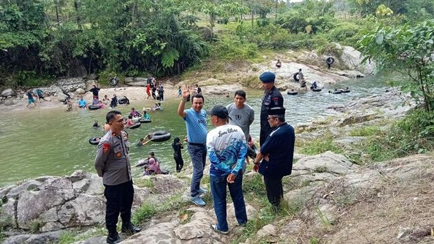 Bupati Andi Abdullah Rahim saat mengunjungi Sungai Balebo, Luwu Utara. Dokumen Istimewa