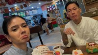 Citra Anidya dan Chef Juna sempat makan burger bareng. Udah kesantenan, tulisnya. (Foto: dok Instagram ncit90)