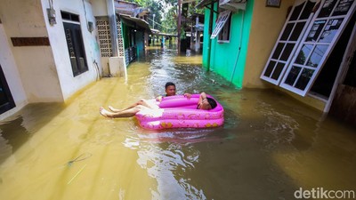 Diguyur Hujan Deras, Kampung Dukuh Ciracas Terendam Banjir