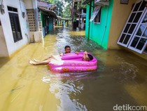 Diguyur Hujan Deras, Kampung Dukuh Ciracas Terendam Banjir