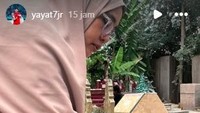 Foto: Pemain muda PSM Makassar Mufli Hidayat juga mudik ke kampungnya di Bone, sekaligus ziarah ke makam ayahnya. (Dok Mufli Hidayat/Instagram)