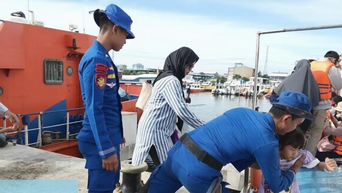 Ditpolairud Polda Metro Jaya melakukan kegiatan pelayanan dan pengamanan penumpang di Dermaga Kali Adem, Muara Angke, Jakarta Utara