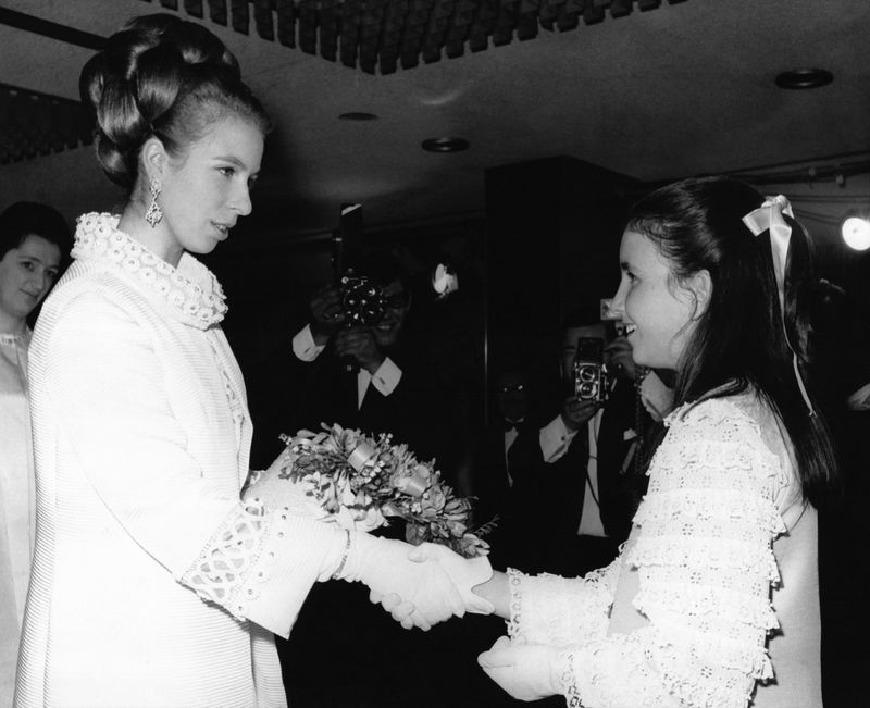 La Princesse Anne reçoit un bouquet de fleurs des mains de la fille du réalisateur de 'Run free, run wild', le film projeté en première mondiale à l'Odeon Theatre le 3 juin 1969 à Londres, Royaume-Uni.  (Photo by Keystone-FranceGamma-Rapho via Getty Images)