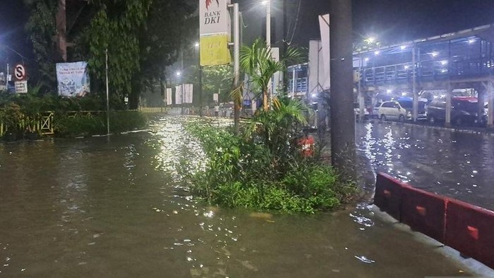 Genangan air terjadi di kawasan Terminal Kampung Rambutan pada Sabtu (21/3/2026) malam akibat luapan Kali Cipinang.