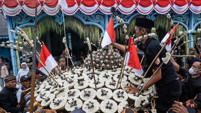 Abdi dalem membawa gunungan saat perayaan Tradisi Grebeg Syawal di Keraton Kasunanan, Solo, Jawa Tengah, Minggu (22/3/2026). Tradisi yang digelar turun temurun dari zaman Sultan Agung Kerajaan Mataram Islam tersebut dalam rangka perayaan Idul Fitri 1447 H sekaligus menjadi daya tarik kunjungan wisata di saat Lebaran di Kota Solo. ANTARA FOTO/Mohammad Ayudha/nym.