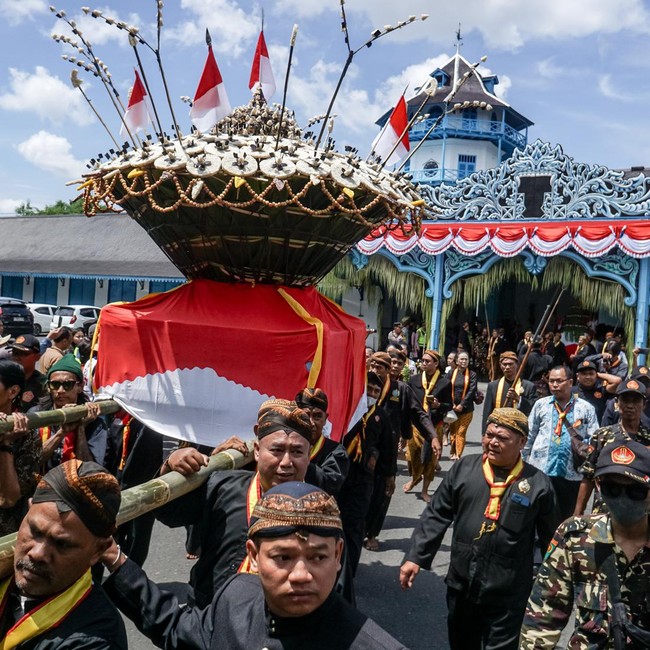 Grebeg Syawal Solo Kembali Digelar, Gunungan Diserbu Warga