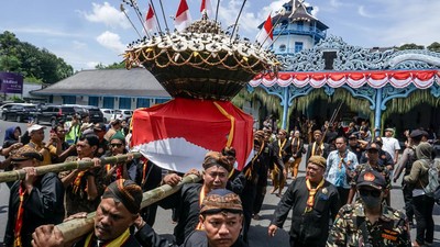 Grebeg Syawal Solo Kembali Digelar, Gunungan Diserbu Warga