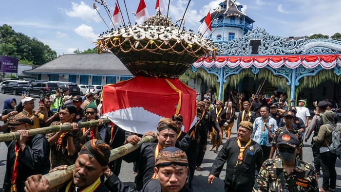 Abdi dalem membawa gunungan saat perayaan Tradisi Grebeg Syawal di Keraton Kasunanan, Solo, Jawa Tengah, Minggu (22/3/2026). Tradisi yang digelar turun temurun dari zaman Sultan Agung Kerajaan Mataram Islam tersebut dalam rangka perayaan Idul Fitri 1447 H sekaligus menjadi daya tarik kunjungan wisata di saat Lebaran di Kota Solo. ANTARA FOTO/Mohammad Ayudha/nym.