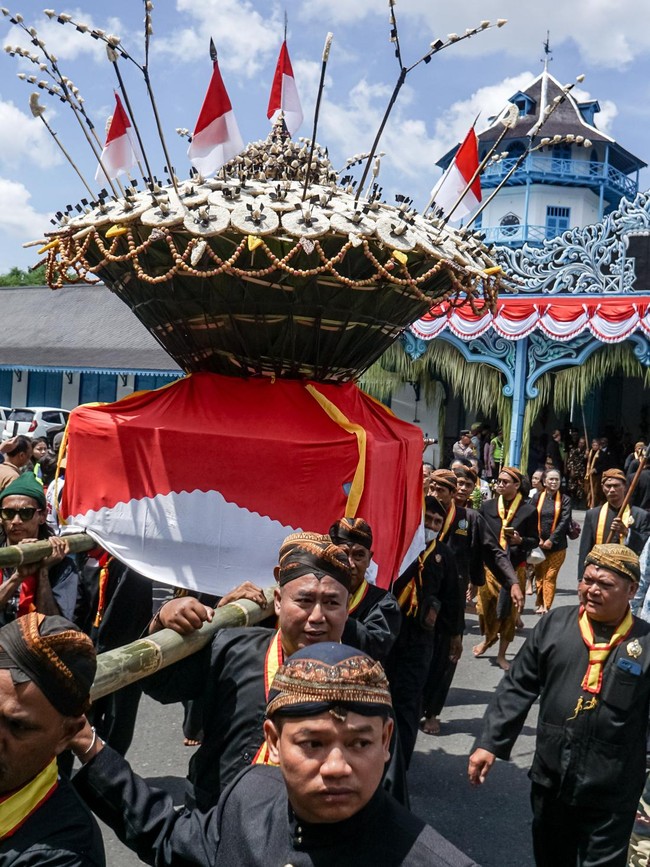 Grebeg Syawal Solo Kembali Digelar, Gunungan Diserbu Warga