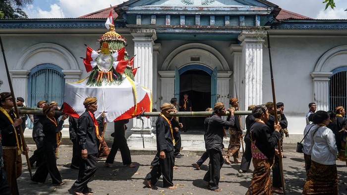 Abdi dalem membawa gunungan saat perayaan Tradisi Grebeg Syawal di Keraton Kasunanan, Solo, Jawa Tengah, Minggu (22/3/2026). Tradisi yang digelar turun temurun dari zaman Sultan Agung Kerajaan Mataram Islam tersebut dalam rangka perayaan Idul Fitri 1447 H sekaligus menjadi daya tarik kunjungan wisata di saat Lebaran di Kota Solo. ANTARA FOTO/Mohammad Ayudha/nym.