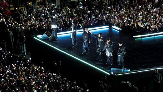 Grup Kpop BTS tampil dalam konser ‘BTS The Comeback Live Arirang’ di pusat kota Seoul, Korea Selatan, 21 Maret 2026. (REUTERS/Kim Hong-ji/Pool)