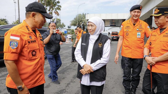 Gubernur Jatim bersama Kepala Basarnas RI meninjau kesiapsiagaan SAR di Tanjung Perak Surabaya.