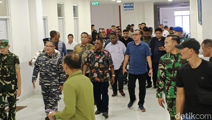 Gubernur Papua Barat Daya Elisa Kambu mendatangi Rumah Sakit Angkatan Laut (RSAL) Dr R Oetojo Sorong pascapenembakan di Maybrat yang membuat 2 prajurit TNI AL gugur.