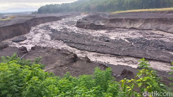 Gunung Semeru erupsi hingga banjir lahar.
