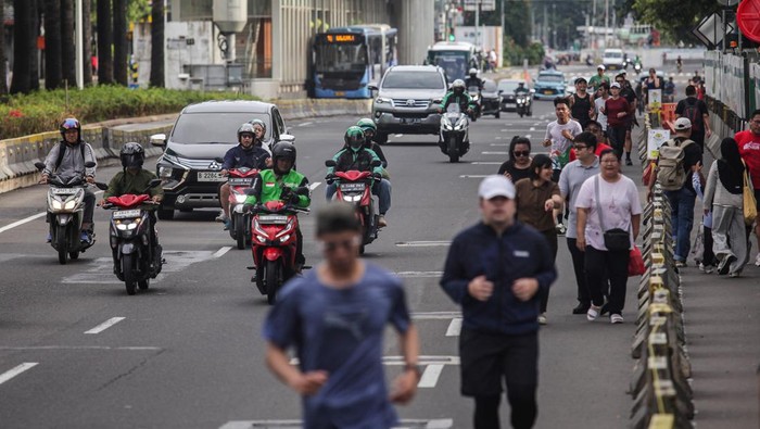 Warga bersepeda di kawasan Bundaran HI, Jakarta, Minggu (22/3/2026). Pemerintah Provinsi DKI Jakarta meniadakan hari bebas kendaraan bermotor (HBKB) saat libur dan cuti bersama Idul Fitri 1447 Hijriah. ANTARA FOTO/Darryl Ramadhan/nym.