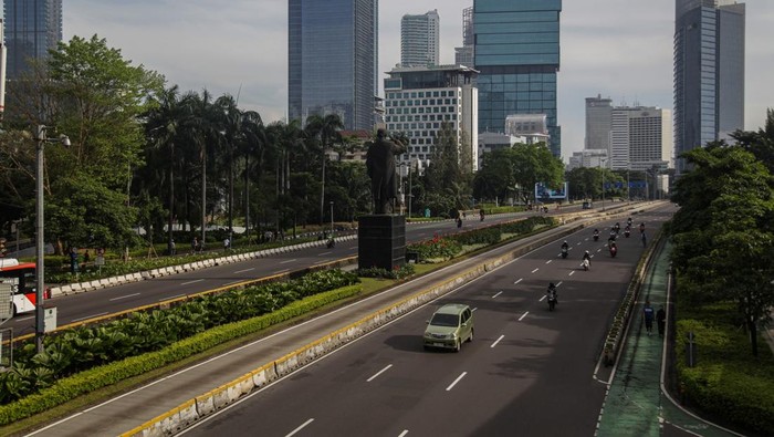 Warga bersepeda di kawasan Bundaran HI, Jakarta, Minggu (22/3/2026). Pemerintah Provinsi DKI Jakarta meniadakan hari bebas kendaraan bermotor (HBKB) saat libur dan cuti bersama Idul Fitri 1447 Hijriah. ANTARA FOTO/Darryl Ramadhan/nym.