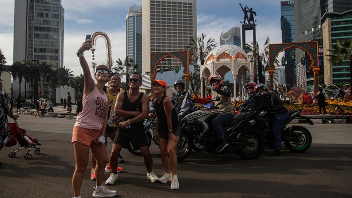 Warga bersepeda di kawasan Bundaran HI, Jakarta, Minggu (22/3/2026). Pemerintah Provinsi DKI Jakarta meniadakan hari bebas kendaraan bermotor (HBKB) saat libur dan cuti bersama Idul Fitri 1447 Hijriah. ANTARA FOTO/Darryl Ramadhan/nym.