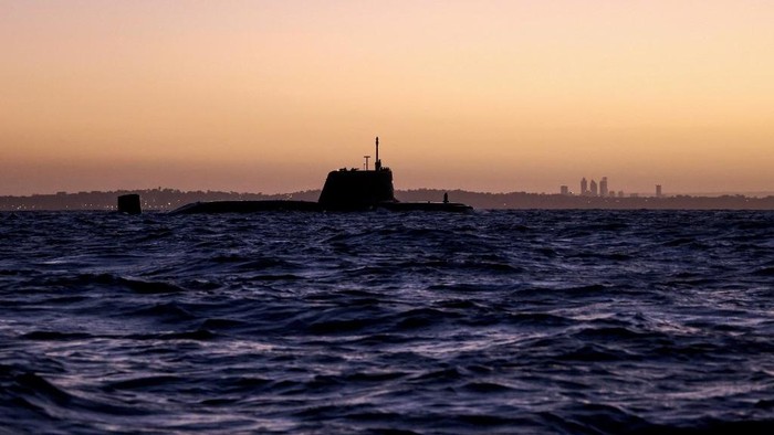 Gambar yang diberikan ini, diambil dan dirilis oleh Kementerian Pertahanan Inggris pada 22 Februari 2026, menunjukkan kapal selam HMS Anson tiba di HMAS Stirling, sebuah pangkalan di Stirling, Australia Barat, dekat kota Perth (di belakang sebelah ka
